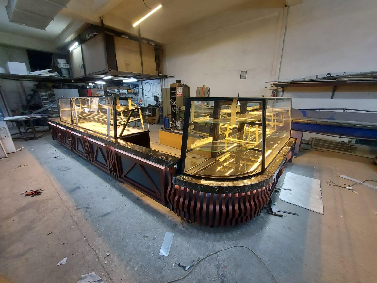 Yaş pasta böreklik simit poğaça vitrini 